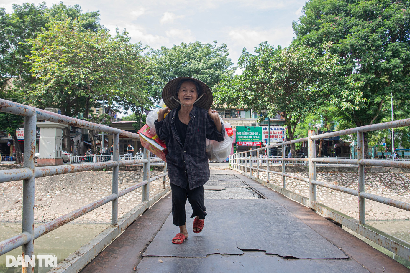 Bà Nguyễn Thị Nga (75 tuổi, sống tại ngõ 559 phố Kim Ngưu, quận Hai Bà Trưng) mong muốn hệ thống lan can sớm được nâng cấp, sửa chữa hoặc thay mới. Theo bà Nga, hệ thống lan can dọc sông Kim Ngưu ngoài hư hỏng theo thời gian còn bị kẻ gian lấy trộm vào ban đêm và rạng sáng. Bà Nguyễn Thị Nga (75 tuổi, sống tại ngõ 559 phố Kim Ngưu, quận Hai Bà Trưng) mong muốn hệ thống lan can sớm được nâng cấp, sửa chữa hoặc thay mới. Theo bà Nga, hệ thống lan can dọc sông Kim Ngưu ngoài hư hỏng theo thời gian còn bị kẻ gian lấy trộm vào ban đêm và rạng sáng.