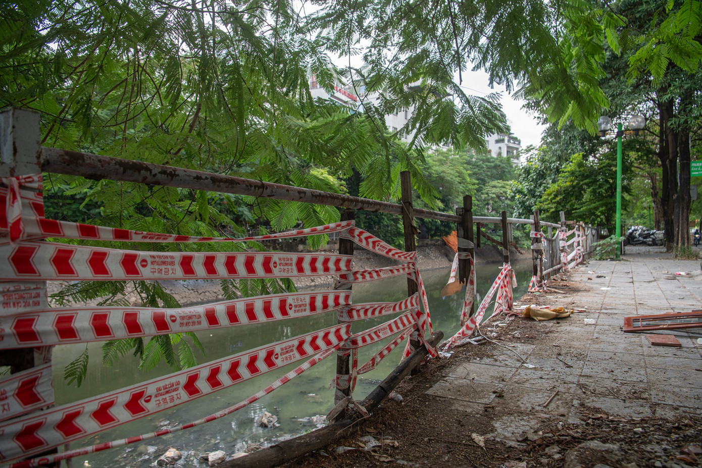 Ghi nhận của phóng viên báo Dân trí, hệ thống lan can dọc hai bên sông Sét (quận Hoàng Mai) thời gian qua đã xuống cấp, hư hỏng. Ghi nhận của phóng viên báo Dân trí, hệ thống lan can dọc hai bên sông Sét (quận Hoàng Mai) thời gian qua đã xuống cấp, hư hỏng.