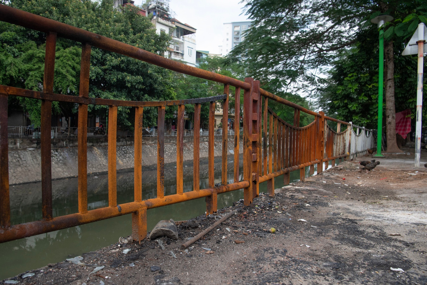 Nhiều đoạn lan can dọc sông Sét hoen gỉ kéo dài hàng chục mét, các chân cột trụ hư hỏng nghiêm trọng. Nhiều đoạn lan can dọc sông Sét hoen gỉ kéo dài hàng chục mét, các chân cột trụ hư hỏng nghiêm trọng.