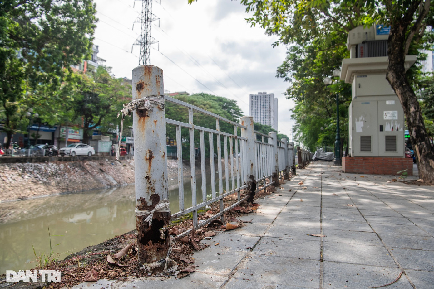 Khu vực phố Kim Ngưu, hàng chục mét lan can chạy dọc sông Kim Ngưu hoen gỉ, gây mất an toàn và mỹ quan đô thị. Khu vực phố Kim Ngưu, hàng chục mét lan can chạy dọc sông Kim Ngưu hoen gỉ, gây mất an toàn và mỹ quan đô thị.