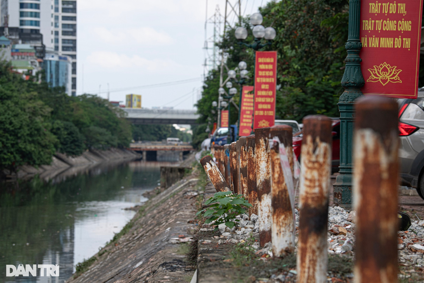 Các cột trụ lan can dọc sông hoen gỉ, nghiêng đổ từ lâu. Các cột trụ lan can dọc sông hoen gỉ, nghiêng đổ từ lâu.
