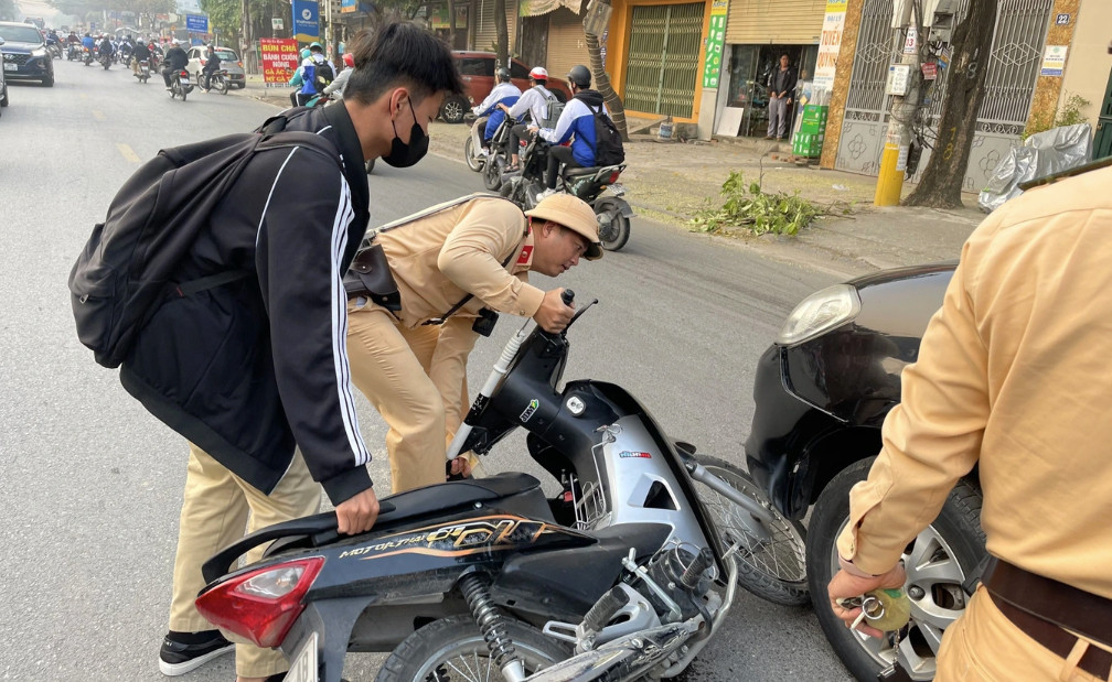 Nam sinh P. phóng xe máy quay đầu bỏ chạy rồi tông trúng chiếc ô tô hướng ngã tư Ba La đi quốc lộ 21B (Ảnh: Trần Thanh). Nam sinh P. phóng xe máy quay đầu bỏ chạy rồi tông trúng chiếc ô tô hướng ngã tư Ba La đi quốc lộ 21B (Ảnh: Trần Thanh).