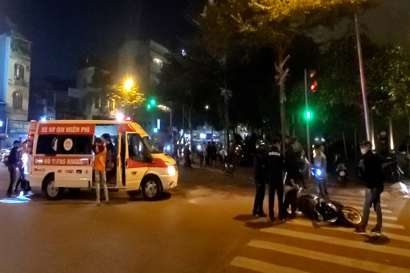 Lực lượng chức năng và nhóm hỗ trợ sơ cứu đã đưa chiến sĩ CSGT đi cấp cứu