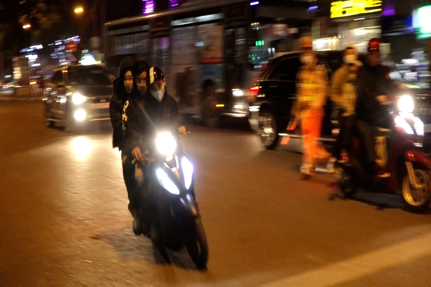 Nhiều tốp thanh thiếu niên lạng lách, đánh võng, không tuân thủ hiệu lệnh dừng xe của CSGT