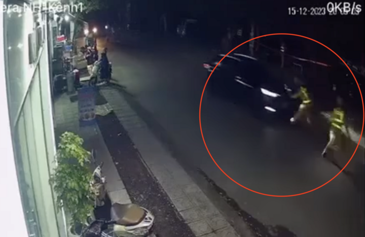 Tài xế ô tô không chấp hành kiểm tra nồng độ cồn, tông thẳng vào CSGT.