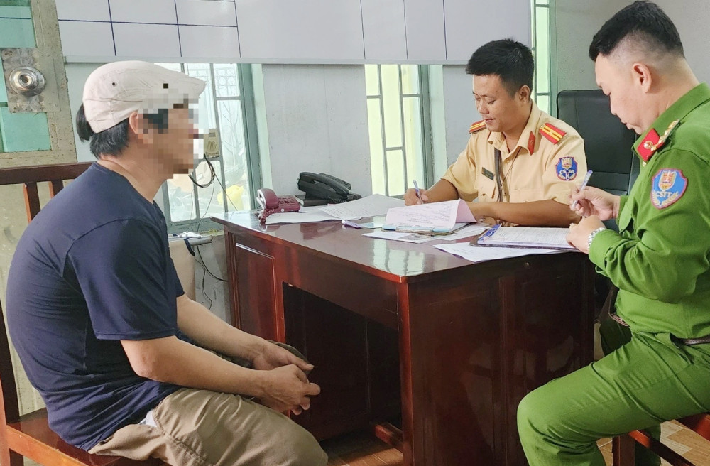 Cơ quan chức năng làm việc với ông B. (Ảnh: CTV).