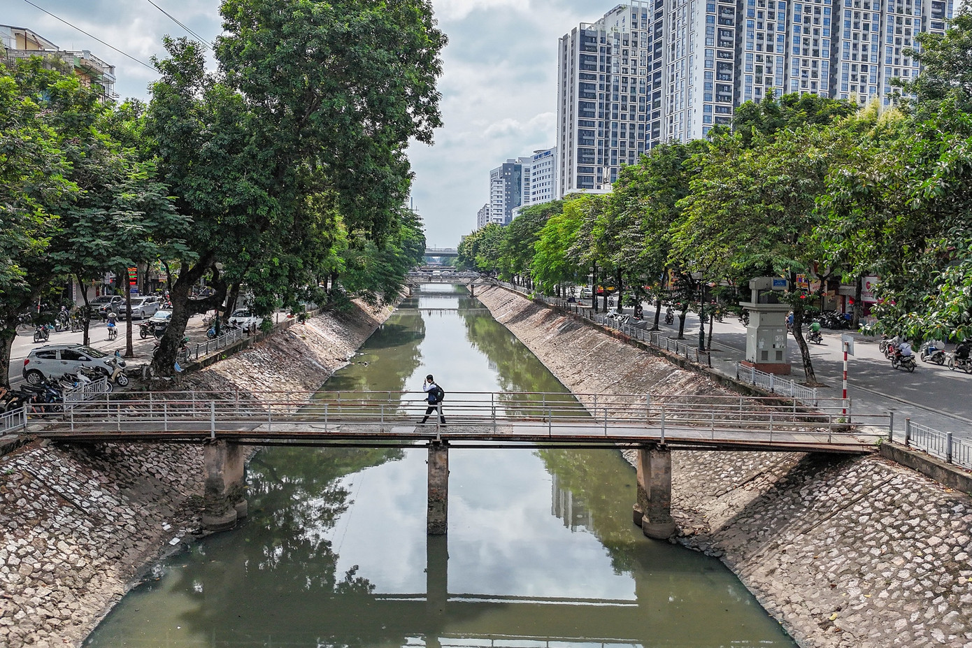 Không chỉ hệ thống lan can hư hỏng, xuống cấp mà cây cầu dành cho người đi bộ bắc qua sông Kim Ngưu (đoạn đối diện số nhà 475 phố Kim Ngưu) cũng trong tình trạng tương tự. Người dân mỗi khi đi qua cây cầu này luôn bất an, phải đi sát thành cầu để đảm bảo an toàn. Không chỉ hệ thống lan can hư hỏng, xuống cấp mà cây cầu dành cho người đi bộ bắc qua sông Kim Ngưu (đoạn đối diện số nhà 475 phố Kim Ngưu) cũng trong tình trạng tương tự. Người dân mỗi khi đi qua cây cầu này luôn bất an, phải đi sát thành cầu để đảm bảo an toàn.