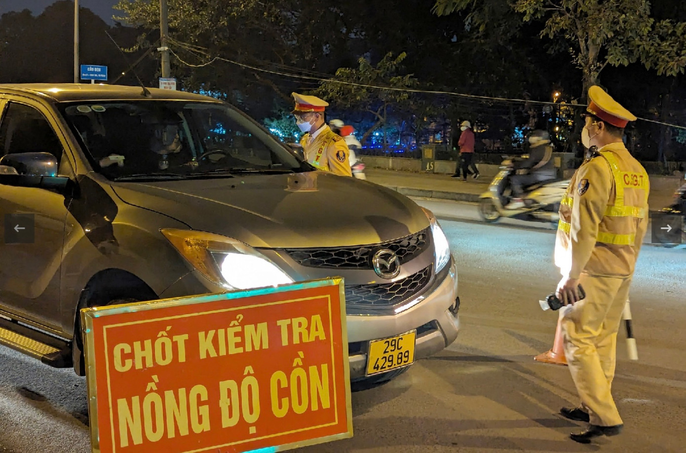 Thực hiện cao điểm tấn công trấn áp tội phạm đảm bảo an ninh trật tự và an toàn giao thông Tết Nguyên đán Giáp Thìn, tối và đêm 23/12, Đội Cảnh sát giao thông (CSGT) - trật tự, Công an quận Hà Đông, TP Hà Nội lập chốt kiểm tra nồng độ cồn trên địa bàn.