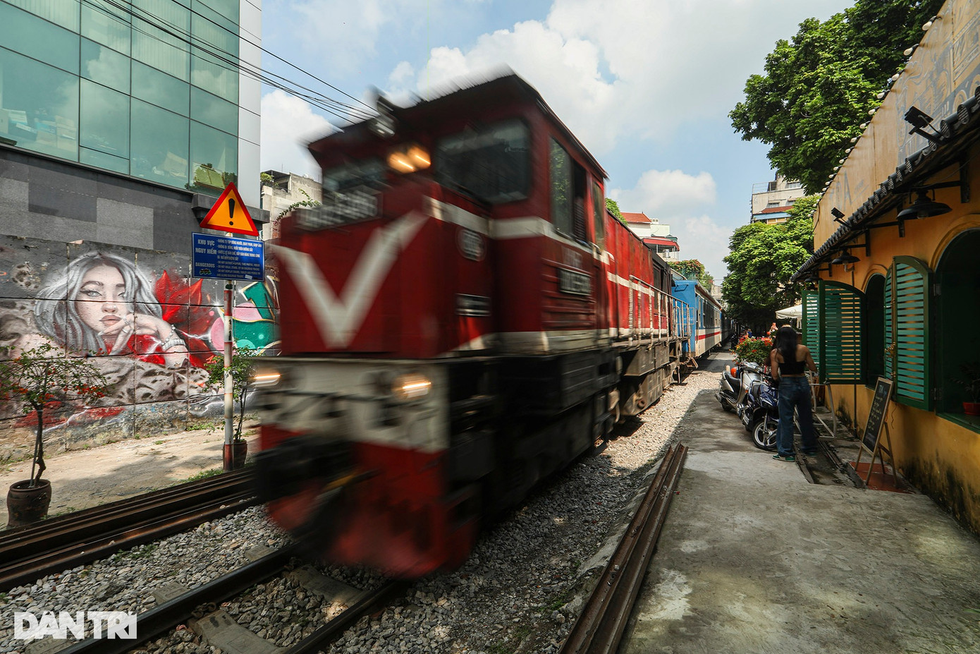 Nằm trong lòng khu phố cổ náo nhiệt, đoạn đường sắt do Pháp xây dựng từ hơn trăm năm trước nay vẫn hoạt động hiệu quả, đưa những chuyến tàu đi nhiều địa phương như Hải Phòng, Thái Nguyên, Lạng Sơn...