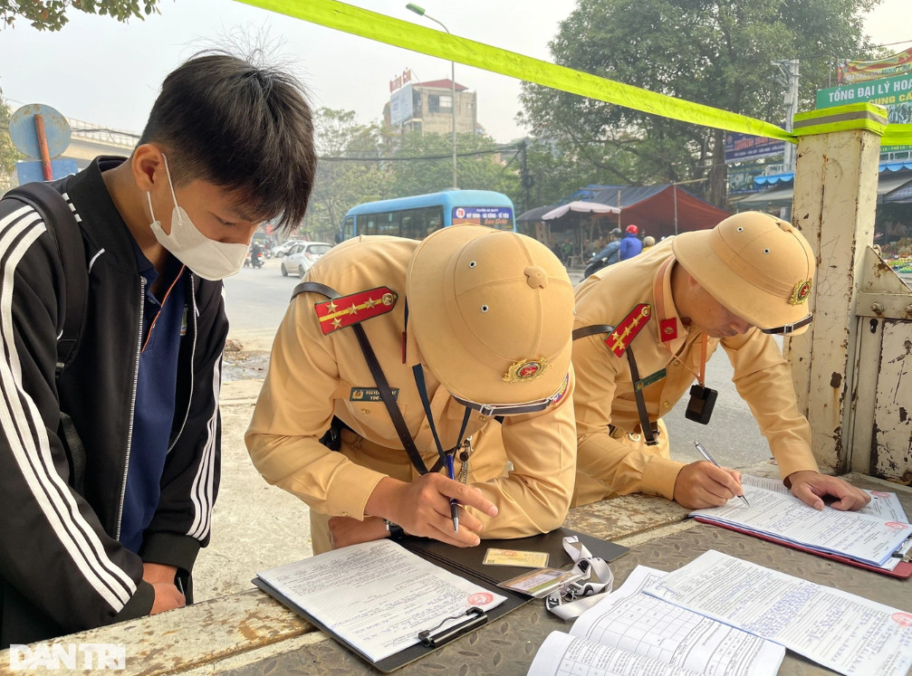 Nam sinh P. tại chốt CSGT (Ảnh: Trần Thanh). Nam sinh P. tại chốt CSGT (Ảnh: Trần Thanh).