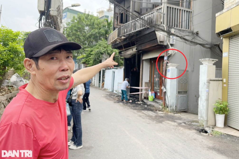 Ông Trần Tương Lai chỉ vị trí ông đã bật tường để trèo lên tầng 2 ngôi nhà cháy (Ảnh: Trần Thanh).