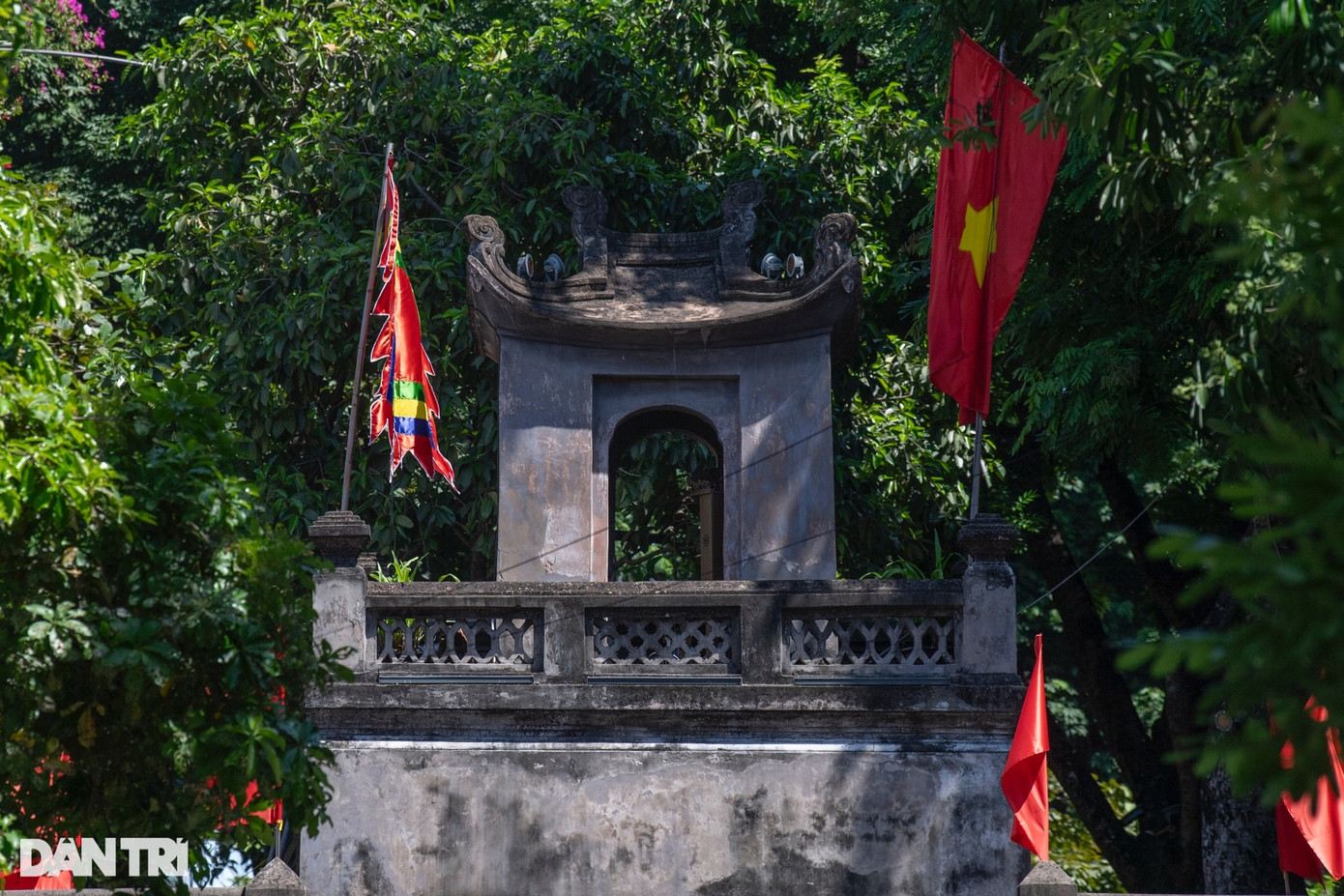 Đi từ xa người dân và du khách có thể thấy đoạn tường và cổng ô Quan Chưởng rêu phong cổ kính. Hiện ô Quan Chưởng tấp nập hàng quán 2 bên, là điểm dừng chân của du khách trong và ngoài nước khi đến Hà Nội. Đi từ xa người dân và du khách có thể thấy đoạn tường và cổng ô Quan Chưởng rêu phong cổ kính. Hiện ô Quan Chưởng tấp nập hàng quán 2 bên, là điểm dừng chân của du khách trong và ngoài nước khi đến Hà Nội.