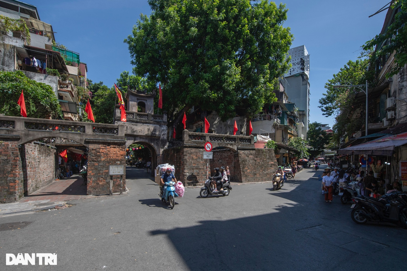 Mặc dù đã trải qua nhiều thăng trầm, biến cố của lịch sử nhưng 5 cửa ô của Hà Nội (xưa là cửa ô của kinh thành Thăng Long) vẫn gắn bó với người dân Hà Nội, trở thành những địa danh nổi tiếng của Thủ đô. Đặc biệt, 5 cửa ô cũng là các điểm đầu mối giao thông quan trọng của Thủ đô. Mặc dù đã trải qua nhiều thăng trầm, biến cố của lịch sử nhưng 5 cửa ô của Hà Nội (xưa là cửa ô của kinh thành Thăng Long) vẫn gắn bó với người dân Hà Nội, trở thành những địa danh nổi tiếng của Thủ đô. Đặc biệt, 5 cửa ô cũng là các điểm đầu mối giao thông quan trọng của Thủ đô.