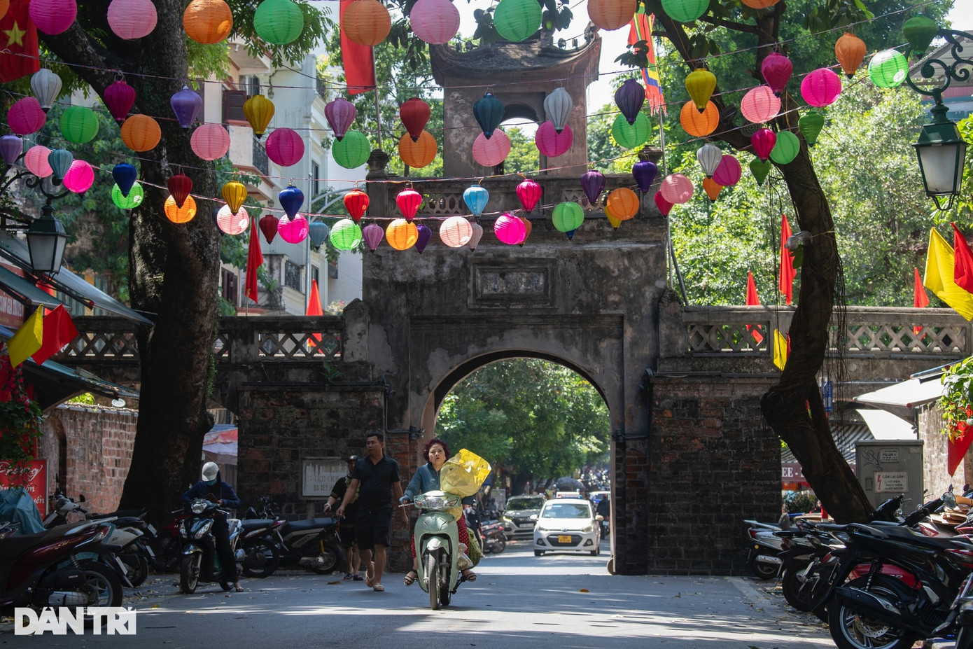 Ô Quan Chưởng là cửa ô duy nhất còn giữ lại dáng vẻ xưa cũ, nằm trên phố Hàng Chiếu, phường Đồng Xuân, quận Hoàn Kiếm, Hà Nội. Ô Quan Chưởng là cửa ô duy nhất còn giữ lại dáng vẻ xưa cũ, nằm trên phố Hàng Chiếu, phường Đồng Xuân, quận Hoàn Kiếm, Hà Nội.