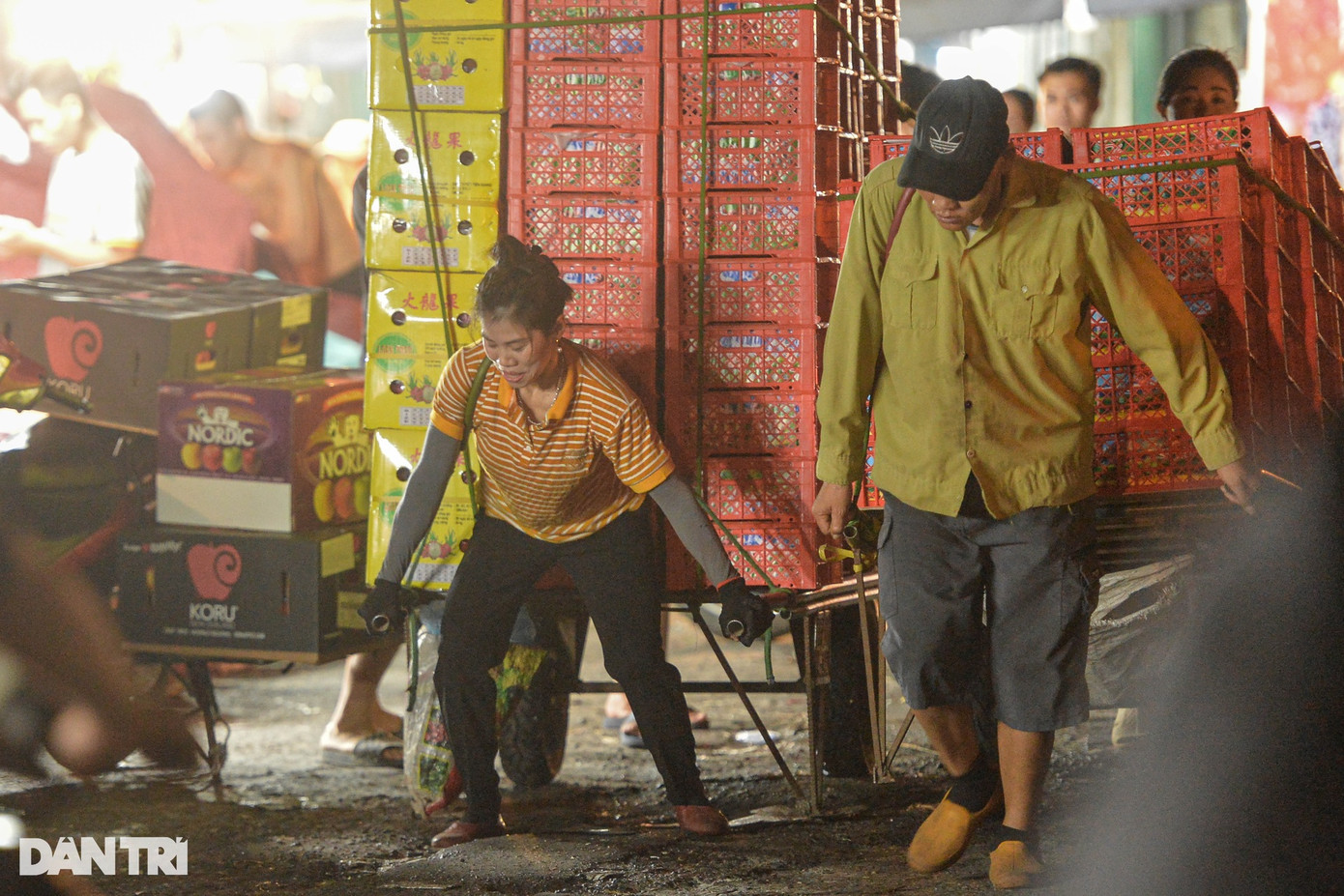 Không ai nghĩ những người phụ nữ chân yếu, tay mềm có thể kéo xe hàng nặng 300-400kg, chẳng kém gì đàn ông. Chia sẻ về ngày 20/10, chị Minh Tâm (42 tuổi, quê Hưng Yên) kể, chiều tối chồng và con gái gọi điện lên chúc mừng, dặn dò giữ gìn sức khỏe. "Nói chuyện với con xong nhớ nhà, nhớ con muốn về lắm nhưng về lại không có tiền, nhiều chi phí đổ lên đầu quá đành phải cố", chị Tâm chia sẻ. Không ai nghĩ những người phụ nữ chân yếu, tay mềm có thể kéo xe hàng nặng 300-400kg, chẳng kém gì đàn ông. Chia sẻ về ngày 20/10, chị Minh Tâm (42 tuổi, quê Hưng Yên) kể, chiều tối chồng và con gái gọi điện lên chúc mừng, dặn dò giữ gìn sức khỏe. "Nói chuyện với con xong nhớ nhà, nhớ con muốn về lắm nhưng về lại không có tiền, nhiều chi phí đổ lên đầu quá đành phải cố", chị Tâm chia sẻ.