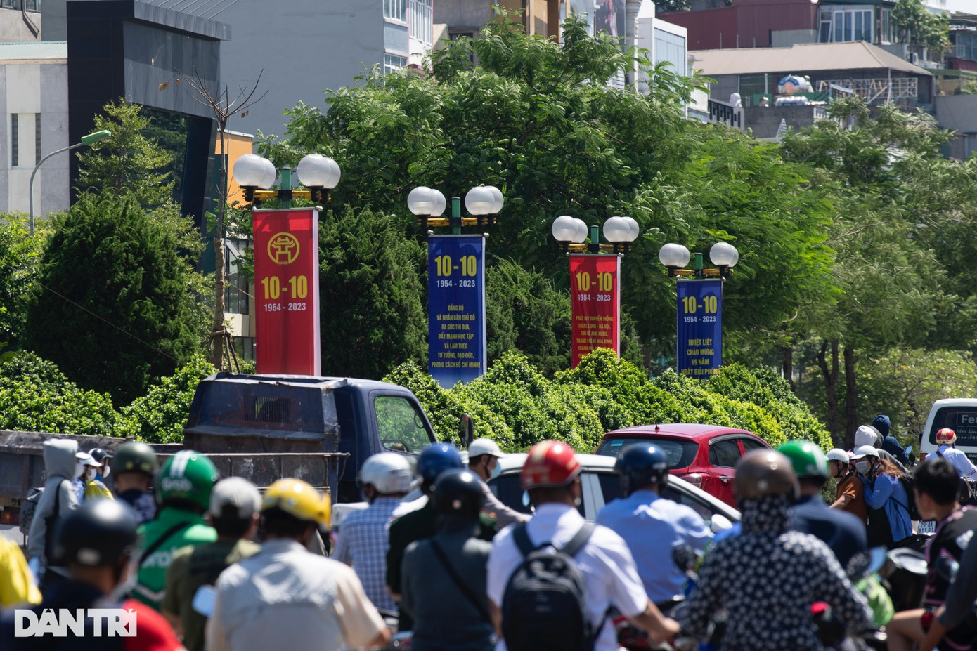 "Nhà cao tầng giờ đây mọc lên san sát, ô tô xếp hàng dài chờ đèn tín hiệu, ngẫm nghĩ lại thấy mọi thứ phát triển quá nhanh", bà Chung chia sẻ. "Nhà cao tầng giờ đây mọc lên san sát, ô tô xếp hàng dài chờ đèn tín hiệu, ngẫm nghĩ lại thấy mọi thứ phát triển quá nhanh", bà Chung chia sẻ.
