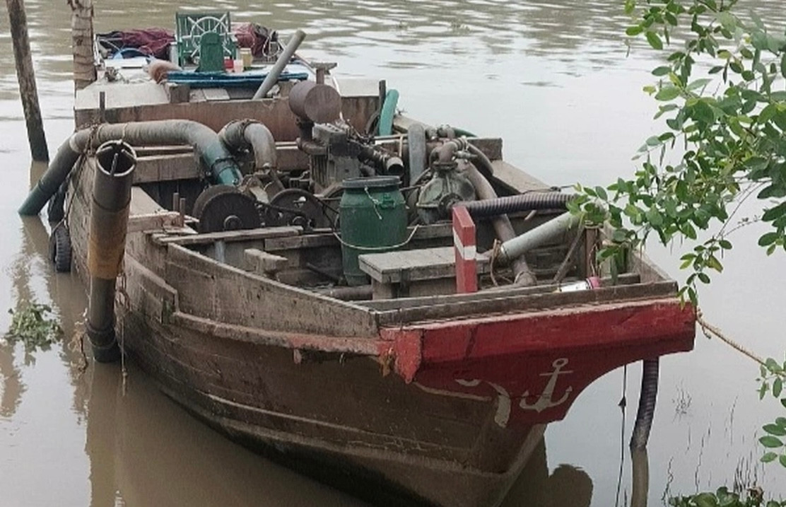 Phương tiện khai thác cát trái phép bị cơ quan công an tạm giữ (Ảnh: CTV).