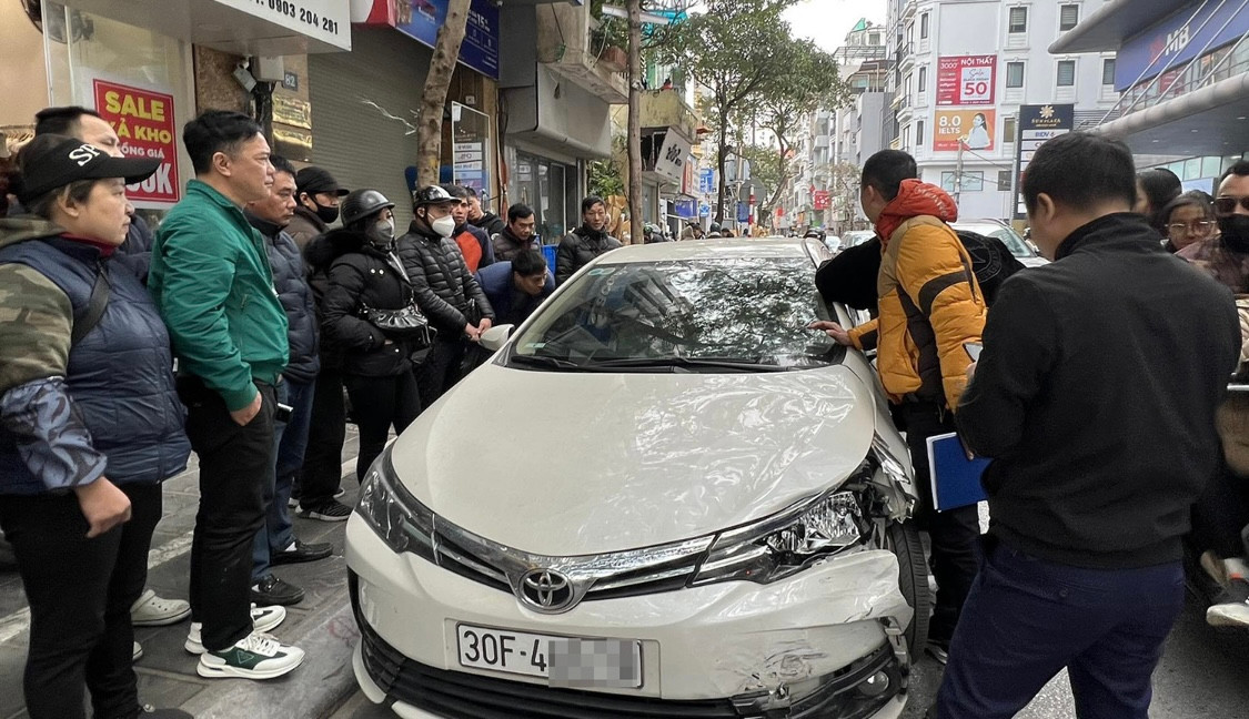 Sau khi gây ra tai nạn giao thông, tài xế đã cố thủ trong xe khoảng 30 phút (Ảnh: D.T)