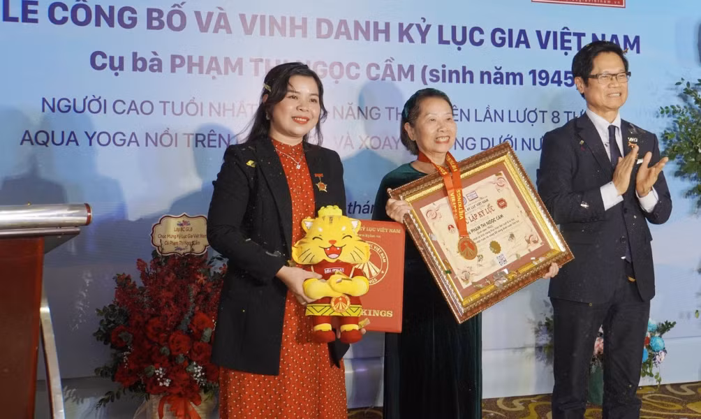 Bà Cầm hy vọng sớm có người phá được kỷ lục của mình (Ảnh: Vietkings). Bà Cầm hy vọng sớm có người phá được kỷ lục của mình (Ảnh: Vietkings).