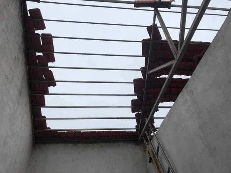 Tại hiện trường sau vụ nổ phần mái đã sụp xuống, thủng lỗ chỗ.