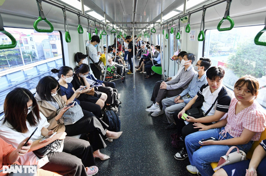 Bình quân mỗi ngày, tuyến đường sắt đô thị Cát Linh - Hà Đông phục vụ trên 32.000 lượt hành khách (Ảnh: Mạnh Quân).