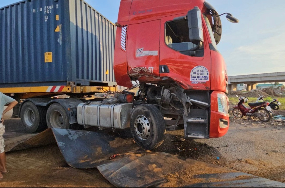 Xe đầu kéo container chạy bên cạnh va chạm với cuộn thép, hư hỏng (Ảnh: An Huy).