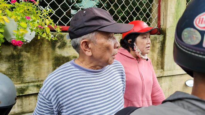 Nhân chứng kể lại lúc khói lửa bao trùm con hẻm, dùng búa tạ phá khóa cứu người - Ảnh 4. Ông Cừ, nhân chứng vụ việc cho hay vụ cháy quá lớn, người dân phát hiện đám cháy nhưng rất khó để tiếp cận cứu người.