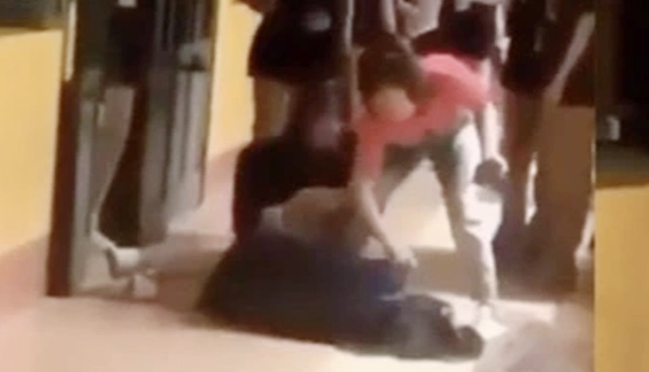 Nữ sinh nằm bệt ra sàn nhà sau khi quỳ khóc (Ảnh: Từ clip). Nữ sinh nằm bệt ra sàn nhà sau khi quỳ khóc (Ảnh: Từ clip).