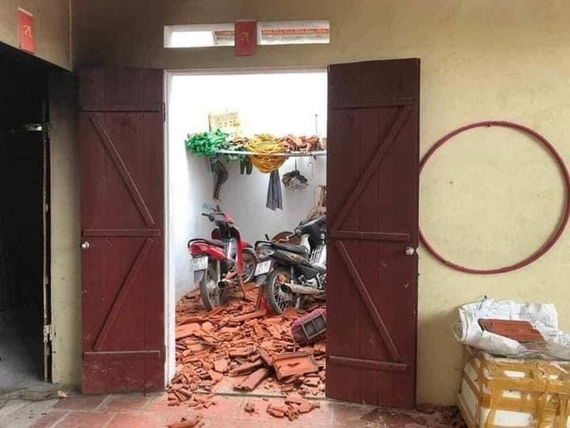 Ngói trên mái nhà sập xuống khu vực để xe.