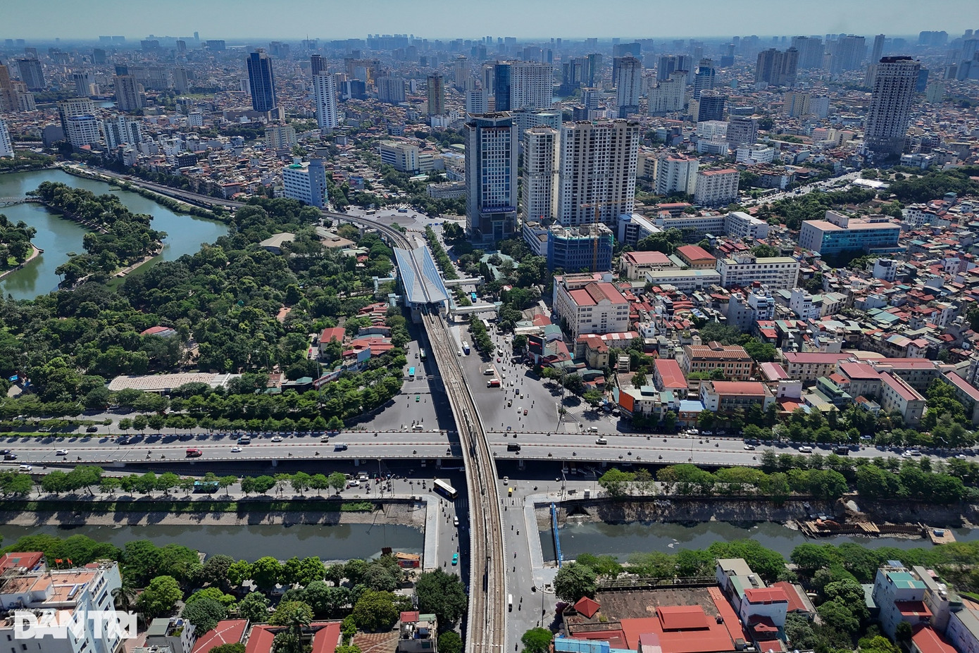 Ô Cầu Giấy nằm ở đoạn cây cầu bắc qua sông Tô Lịch tại ngã tư đường Láng, Kim Mã, Cầu Giấy, Bưởi và điểm giao nhau đường sắt Nhổn - Ga Hà Nội. Ô Cầu Giấy nằm ở đoạn cây cầu bắc qua sông Tô Lịch tại ngã tư đường Láng, Kim Mã, Cầu Giấy, Bưởi và điểm giao nhau đường sắt Nhổn - Ga Hà Nội.