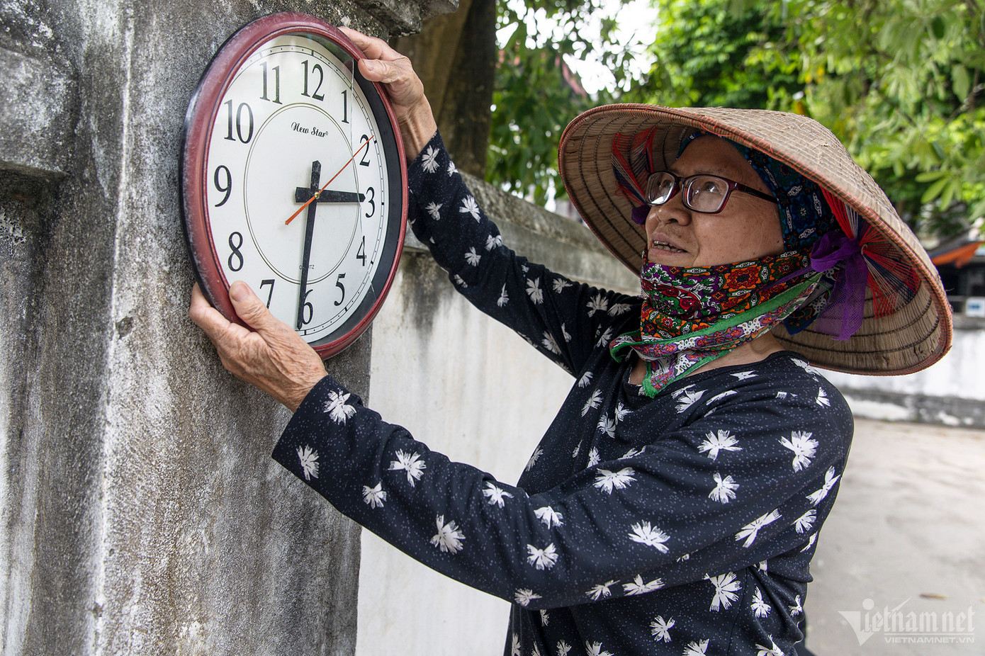 Trước khi trận đấu kéo dài 30 phút bắt đầu, bà Xuân mang chiếc đồng hồ từ nhà tới sân treo lên tường để theo dõi thời gian.