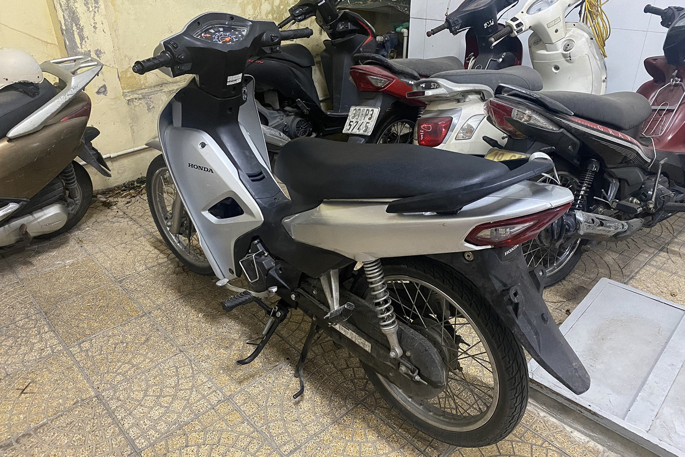 Chiếc xe không biển kiểm soát, sửa xóa số khung và số máy được bàn giao về Công an phường Bạch Mai