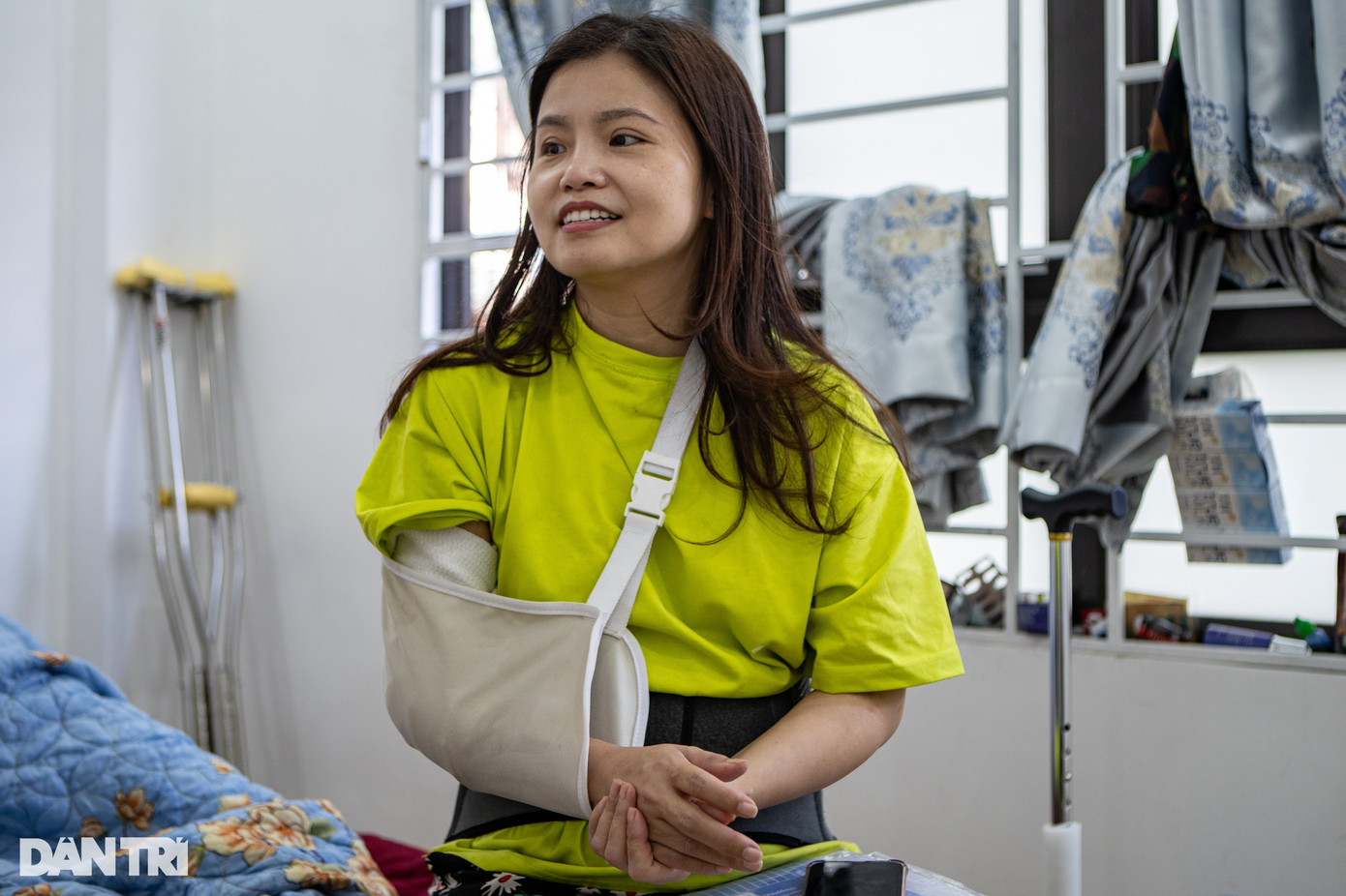 Mẹ con chị Thời là những người đầu tiên nhảy khỏi chung cư mini đang bốc cháy (Ảnh: Minh Nhân).