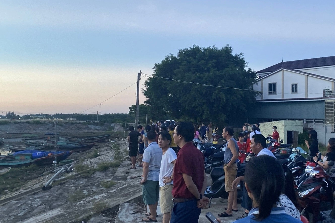 Chiều tối 4/10, cả trăm người đổ ra bờ sông tìm kiếm sau khi nghe thông tin phát hiện đôi dép của bé Tuấn Hưng (Ảnh: Văn Nguyễn). Chiều tối 4/10, cả trăm người đổ ra bờ sông tìm kiếm sau khi nghe thông tin phát hiện đôi dép của bé Tuấn Hưng (Ảnh: Văn Nguyễn).