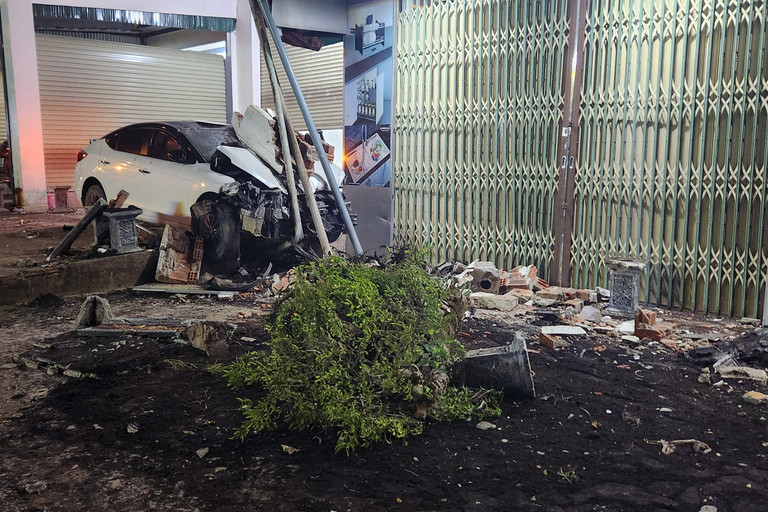 Hiện trường ô tô biến dạng sau tai nạn. Ảnh: Khánh Ngọc/VietNamNet