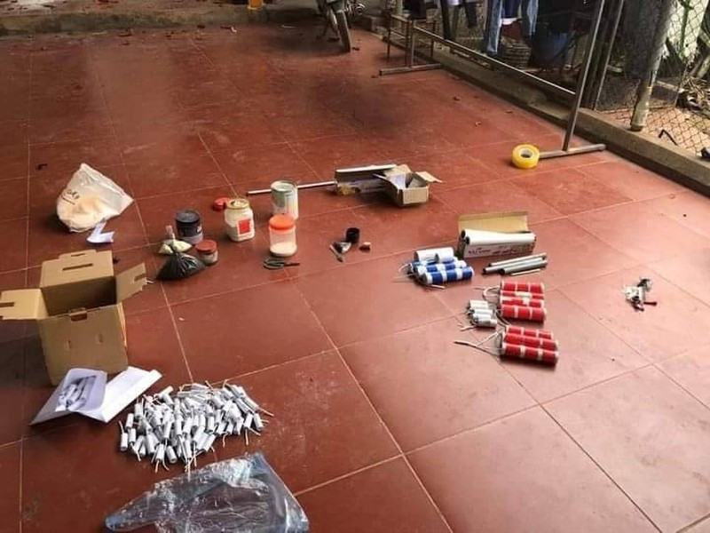 Cũng tại hiện trường vụ nổ, người dân tìm thấy 1 nam thanh niên trong tình trạng nằm bất động và chảy nhiều máu. Theo thông tin ban đầu, vụ nổ do em H.L.V. (SN 2007) ở thôn Cao Thượng, xã Đồng Cốc, huyện Lục Ngạn tự học chế pháo trên mạng rồi mua nguyên liệu về thực hiện. Trong ảnh: Nguyên liệu làm pháo, các thành phẩm pháo vẫn còn tại hiện trường.