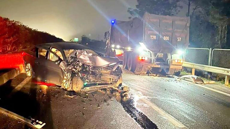 Hiện trường vụ tai nạn trên cao tốc Hà Nội - Thái Nguyên.