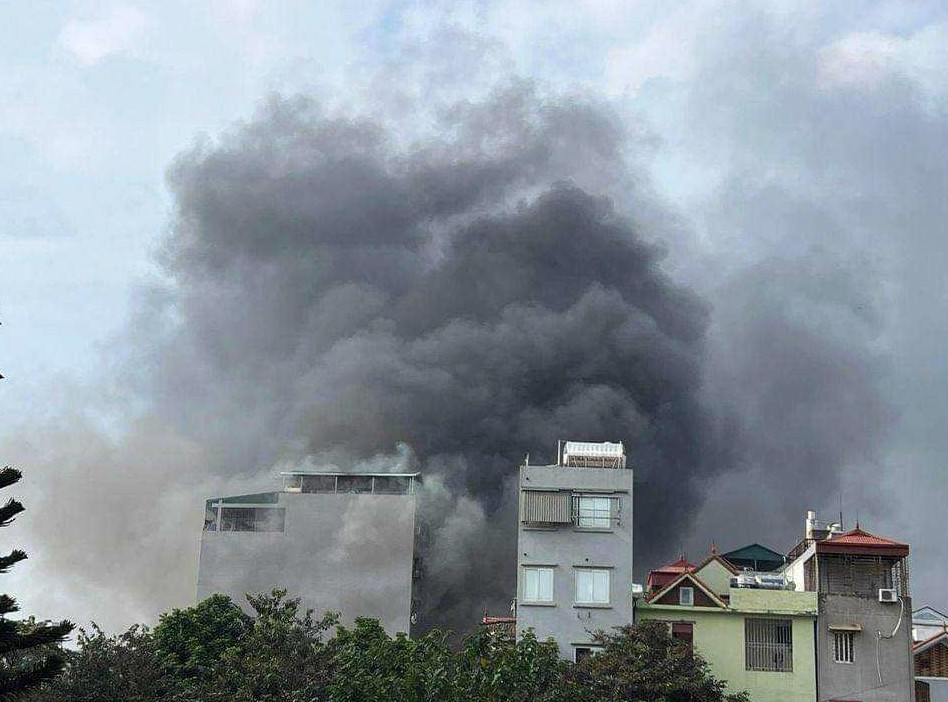 Ngọn lửa tạo thành cột khói cao nghi ngút. Ảnh: VOV