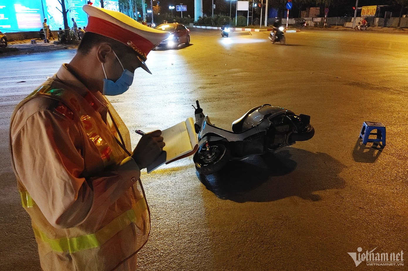 Cán bộ Đội CSGT đường bộ số 7 đo vẽ hiện trường, giải quyết vụ tai nạn.