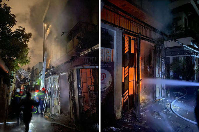 Nhân chứng kể lại lúc khói lửa bao trùm con hẻm, dùng búa tạ phá khóa cứu người - Ảnh 3. Lực lượng chức năng dùng xà beng phá bản lề cứu sống 3 người, sau đó dùng thang tiếp cận tầng 3 căn nhà.