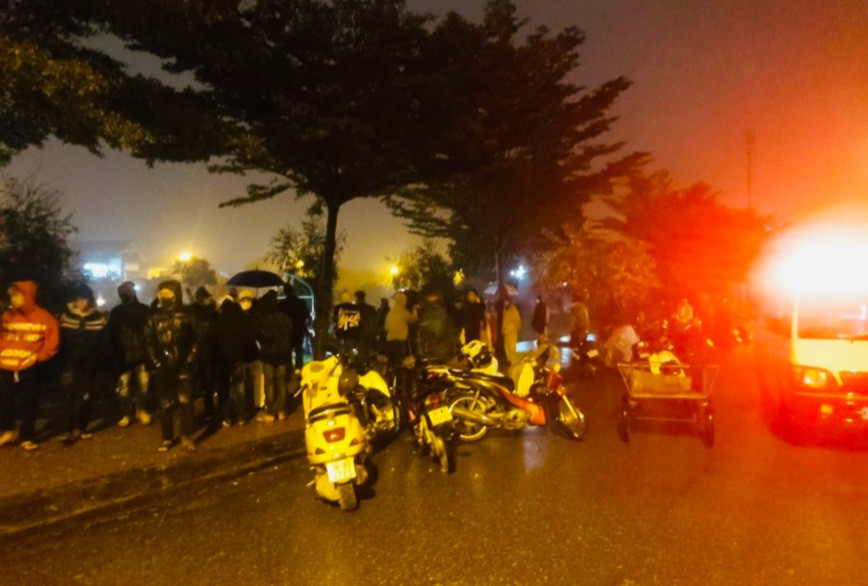 Người dân phát hiện thi thể nam sinh dưới hồ Bảy Mẫu. Ảnh: TL