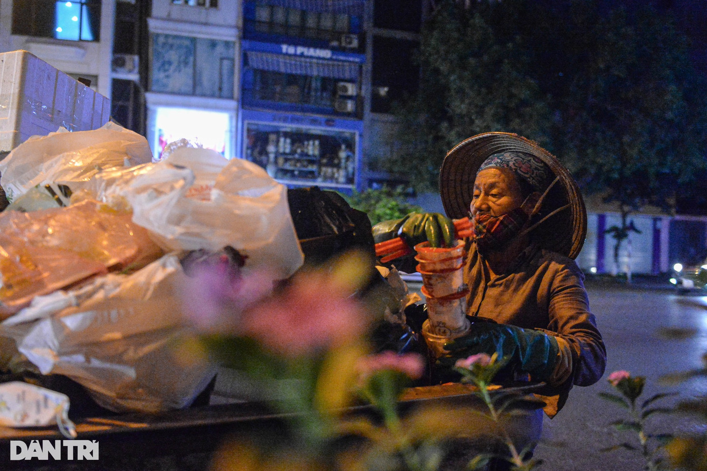 Cùng thời điểm này, bà Bảy (64 tuổi, quê Xuân Trường, Nam Định) cặm cụi nhặt đồ đồng nát là những vỏ hộp đựng thức ăn, hộp đồ uống... từ chiếc xe chở rác trên phố Kim Mã. Nhắc đến gia đình và ngày 20/10 đang cận kề, bà chợt dừng tay giây lát nghẹn ngào nói: "Mấy chục năm rồi tôi có biết hoa với quà là gì đâu. Vợ chồng tôi có 3 đứa con nhưng chúng cũng khó khăn lắm, tôi lại có bệnh thường xuyên uống thuốc nên phải tự mưu sinh để nuôi thân". Cùng thời điểm này, bà Bảy (64 tuổi, quê Xuân Trường, Nam Định) cặm cụi nhặt đồ đồng nát là những vỏ hộp đựng thức ăn, hộp đồ uống... từ chiếc xe chở rác trên phố Kim Mã. Nhắc đến gia đình và ngày 20/10 đang cận kề, bà chợt dừng tay giây lát nghẹn ngào nói: "Mấy chục năm rồi tôi có biết hoa với quà là gì đâu. Vợ chồng tôi có 3 đứa con nhưng chúng cũng khó khăn lắm, tôi lại có bệnh thường xuyên uống thuốc nên phải tự mưu sinh để nuôi thân".