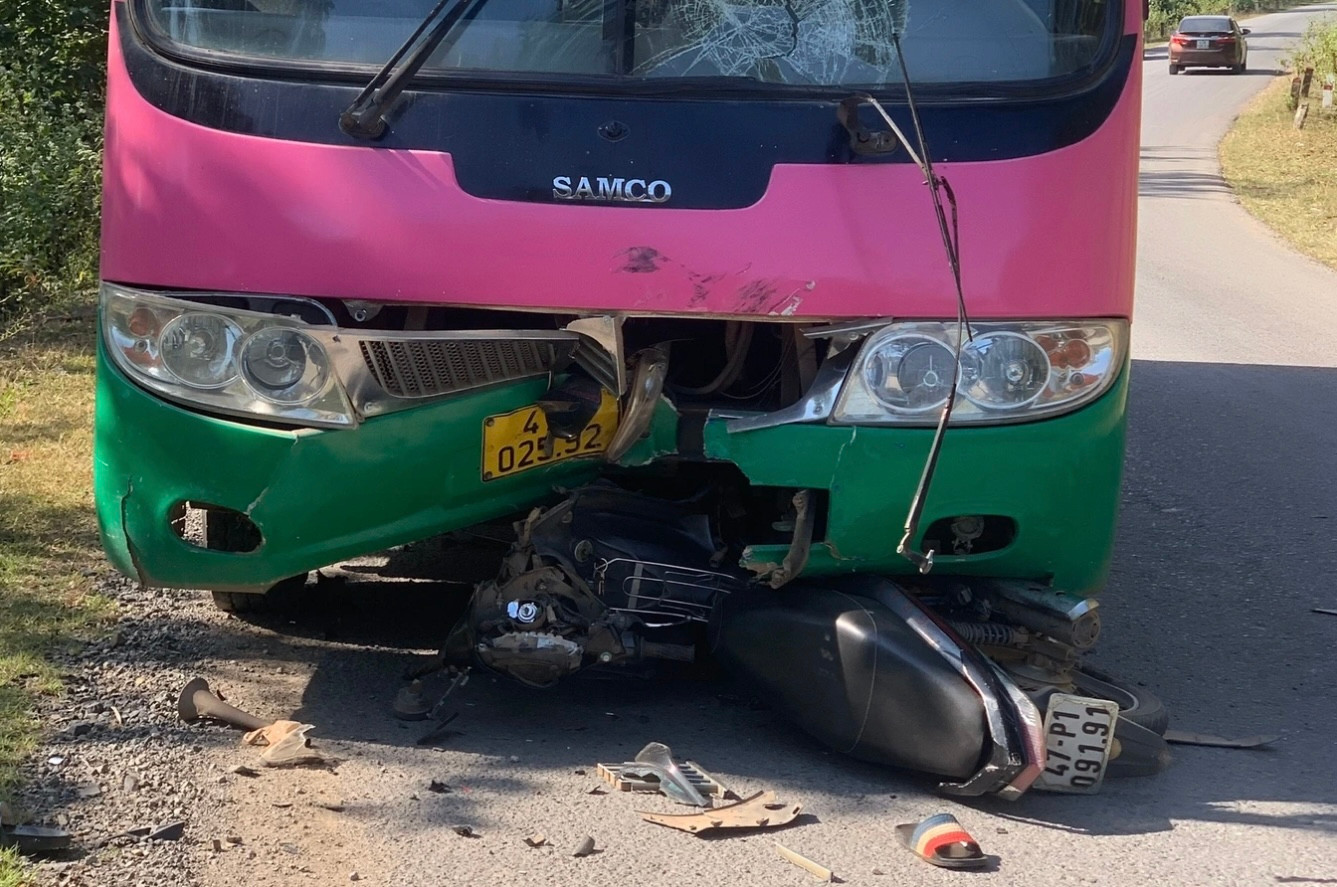 Chiếc xe máy lọt xuống gầm xe buýt (Ảnh: Uy Nguyễn).