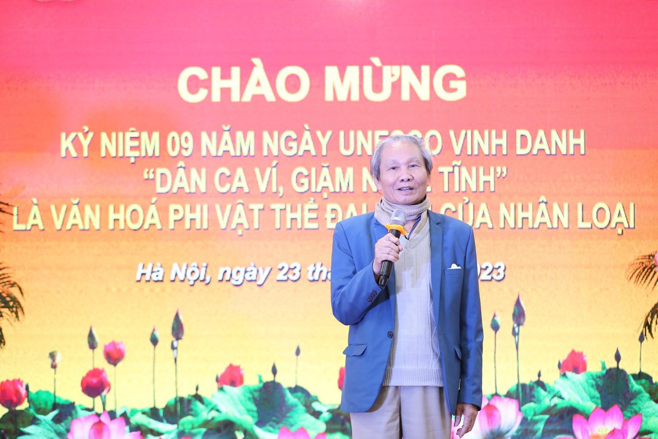 Ông Nguyễn Sinh Tuấn, Nguyên Tổng giám đốc Tổng Thư ký Hiệp hội Dệt Việt Nam, đại diện dòng họ Nguyễn Sinh tặng hoa chúc mừng. Ông Nguyễn Sinh Tuấn, Nguyên Tổng giám đốc Tổng Thư ký Hiệp hội Dệt Việt Nam, đại diện dòng họ Nguyễn Sinh tặng hoa chúc mừng.