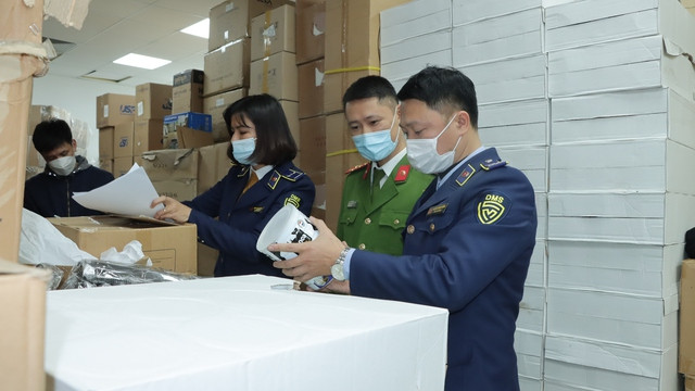 Lực lượng chức năng kiểm tra hàng hoá.