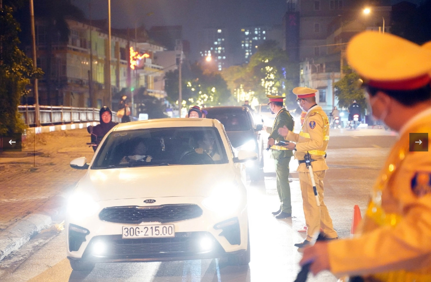 Theo chân tổ công tác trong đêm, PV Báo Giao thông ghi nhận lực lượng chức năng đã kiểm tra, kiểm soát hơn 200 phương tiện ô tô và xe máy.