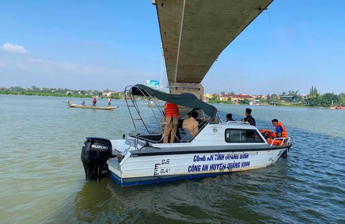 Lực lượng chức năng tìm kiếm tung tích nam thanh niên nhảy cầu (Ảnh: Nhật Anh).