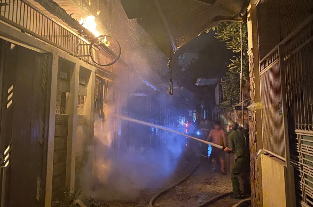 Công an và cảnh sát phòng cháy chữa cháy đến hiện trường dập lửa (Ảnh: Anh Đức/Dân Trí). Công an và cảnh sát phòng cháy chữa cháy đến hiện trường dập lửa (Ảnh: Anh Đức/Dân Trí).