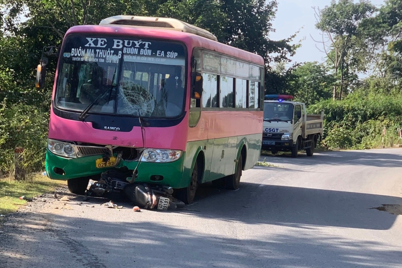 Hiện trường vụ tai nạn thương tâm khiến cả hai bố con tử vong (Ảnh: Uy Nguyễn).