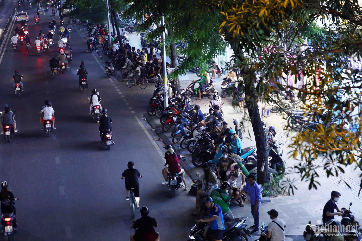 Sau khi được nhắc nhở nhiều người vẫn tụ tập xung quanh chốt Cảnh sát 141.